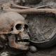 Una calavera entre algunos artefactos. (Imagen: Mauricio Marat/Instituto Nacional de Antropología e Historia)